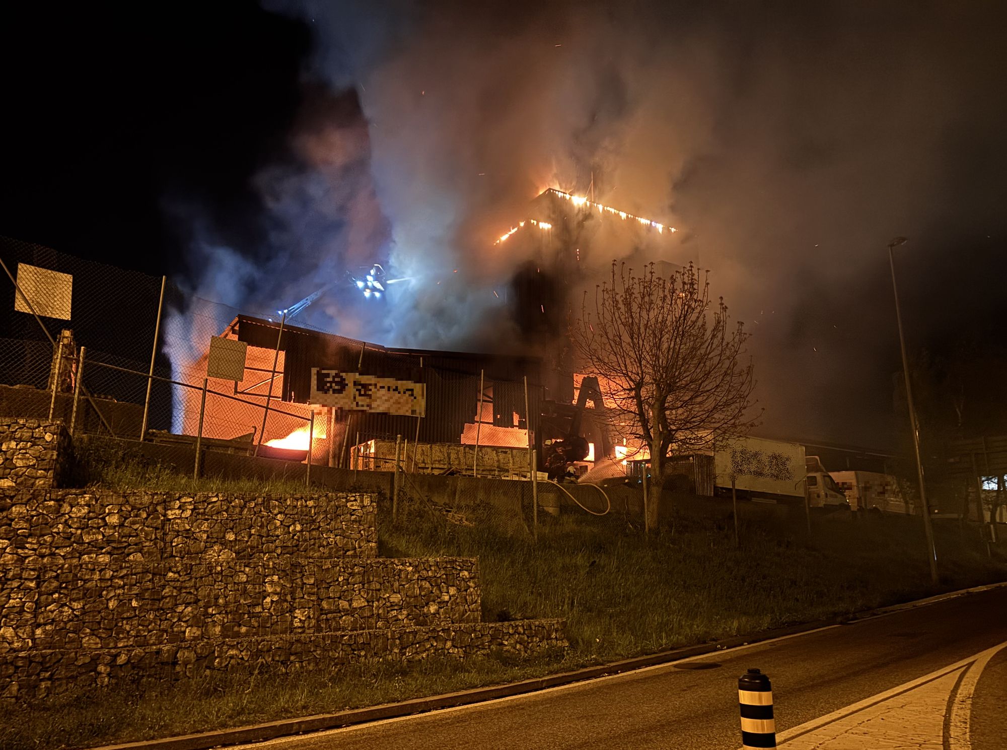 Grossaufgebot in Sissach BL wegen Brand in Entsorgungsfirma