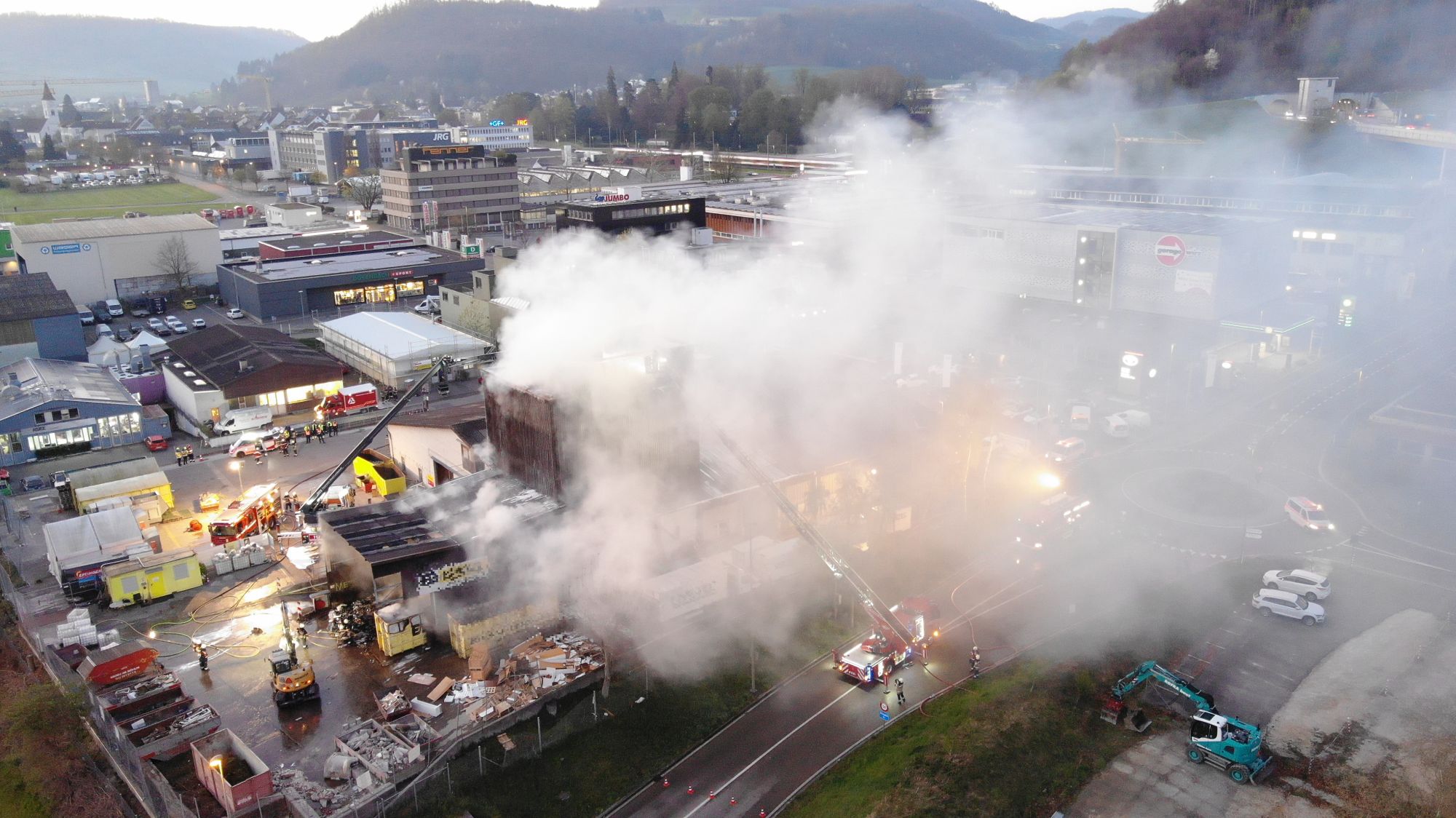 Grossaufgebot in Sissach BL wegen Brand in Entsorgungsfirma