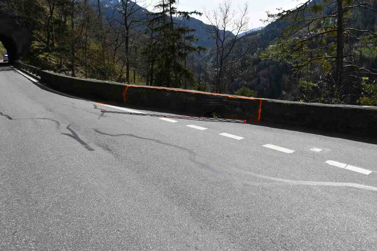 Chur GR – Motorradfahrer fliegt bei Unfall mehrere Meter über eine Böschung