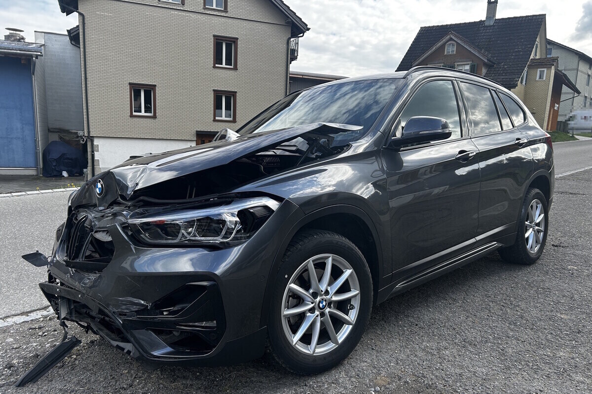 Bütschwil SG – Motorradfahrer wird bei Unfall auf Motorhaube eines Autos geschleudert