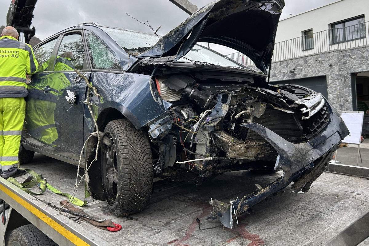 Unfall in Zeihen AG – Seniorin landet mit Auto in Bachbett