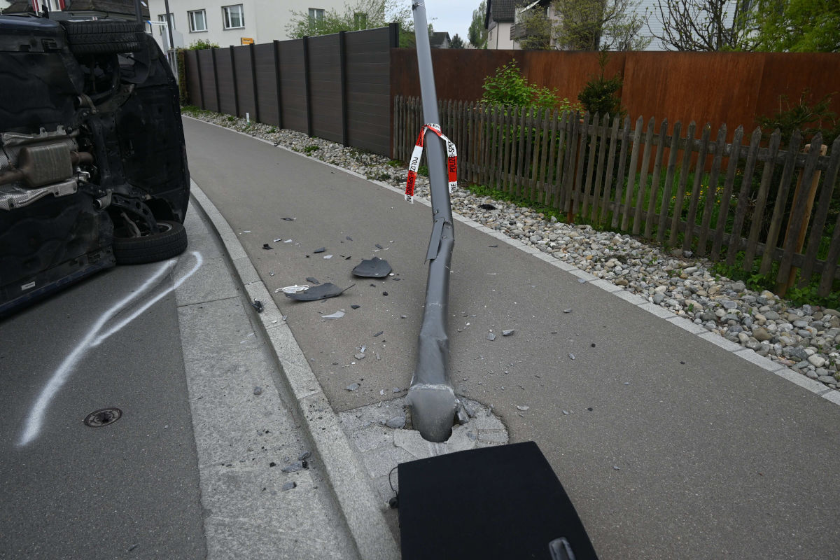 Selbstunfall in Altenrhein SG – Mit Auto in Kandelaber geprallt