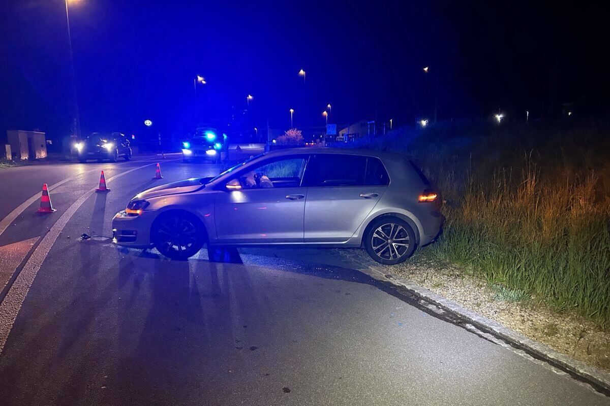 Hausen AG – Neulenker kracht bei Unfall gegen Strassenlampe