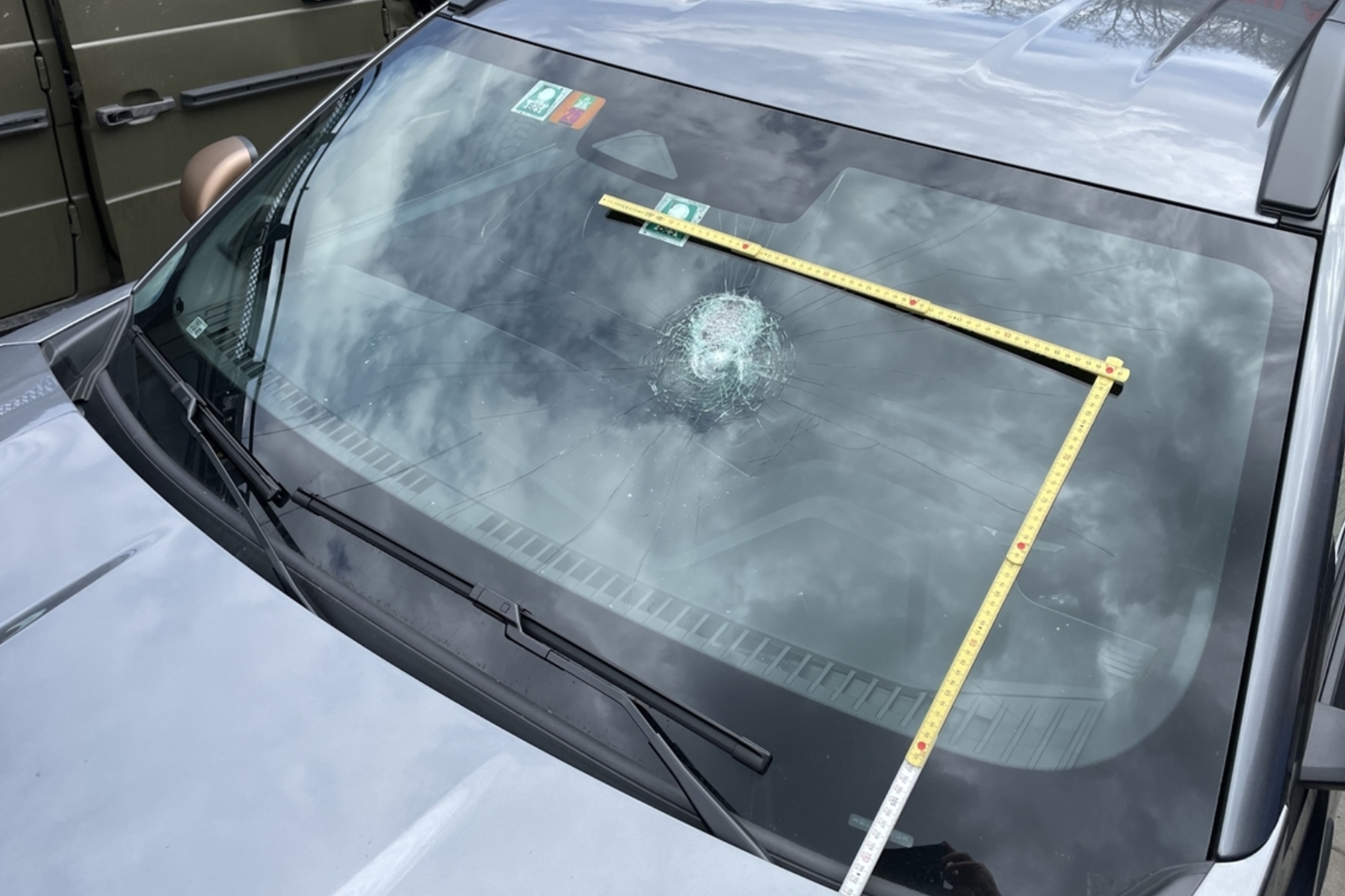 Trimmis GR – Autos auf A13 durch heruntergeworfene Steine getroffen