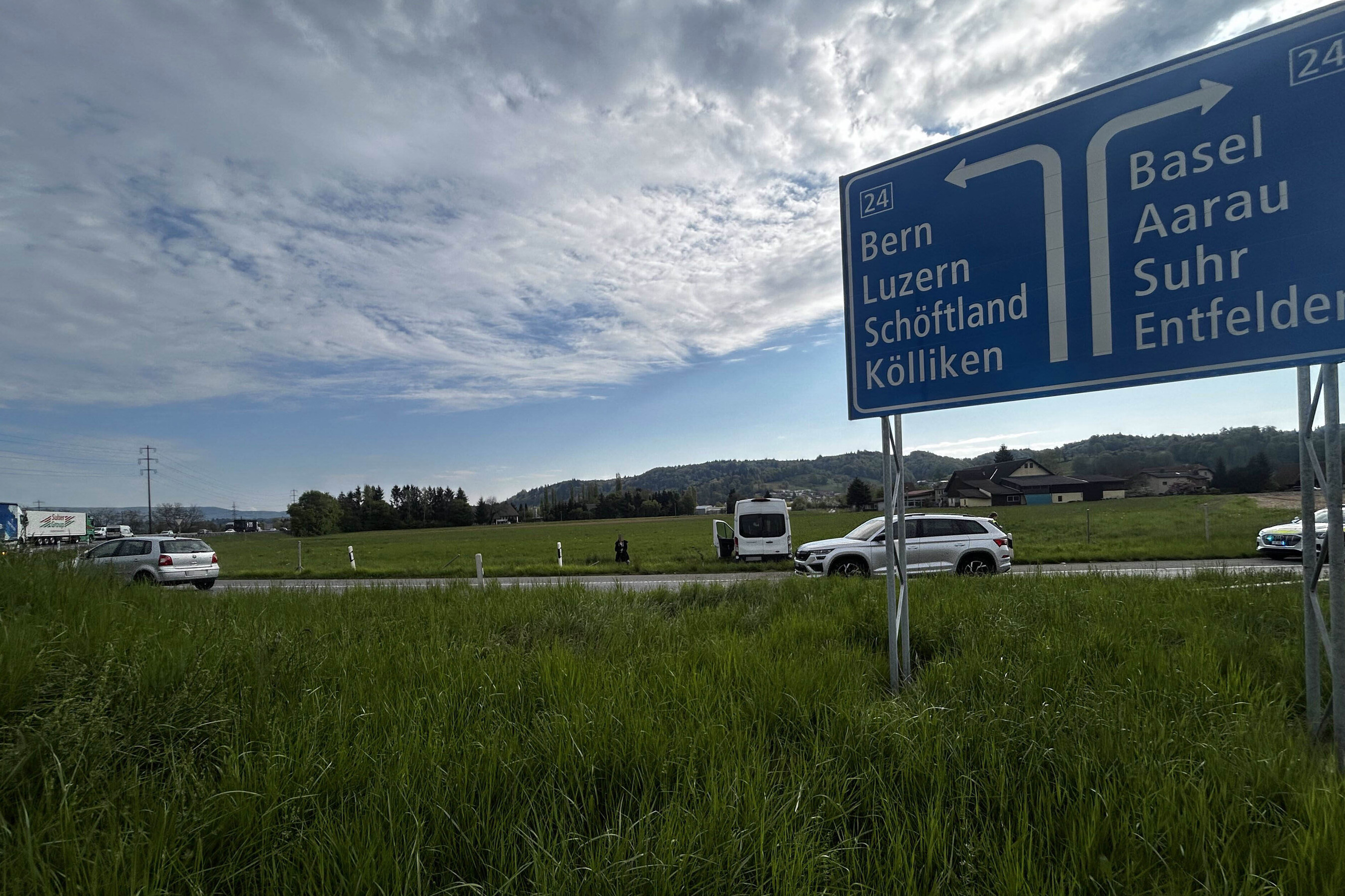 Muhen AG – Lieferwagenlenker landet bei Unfall im Wiesland