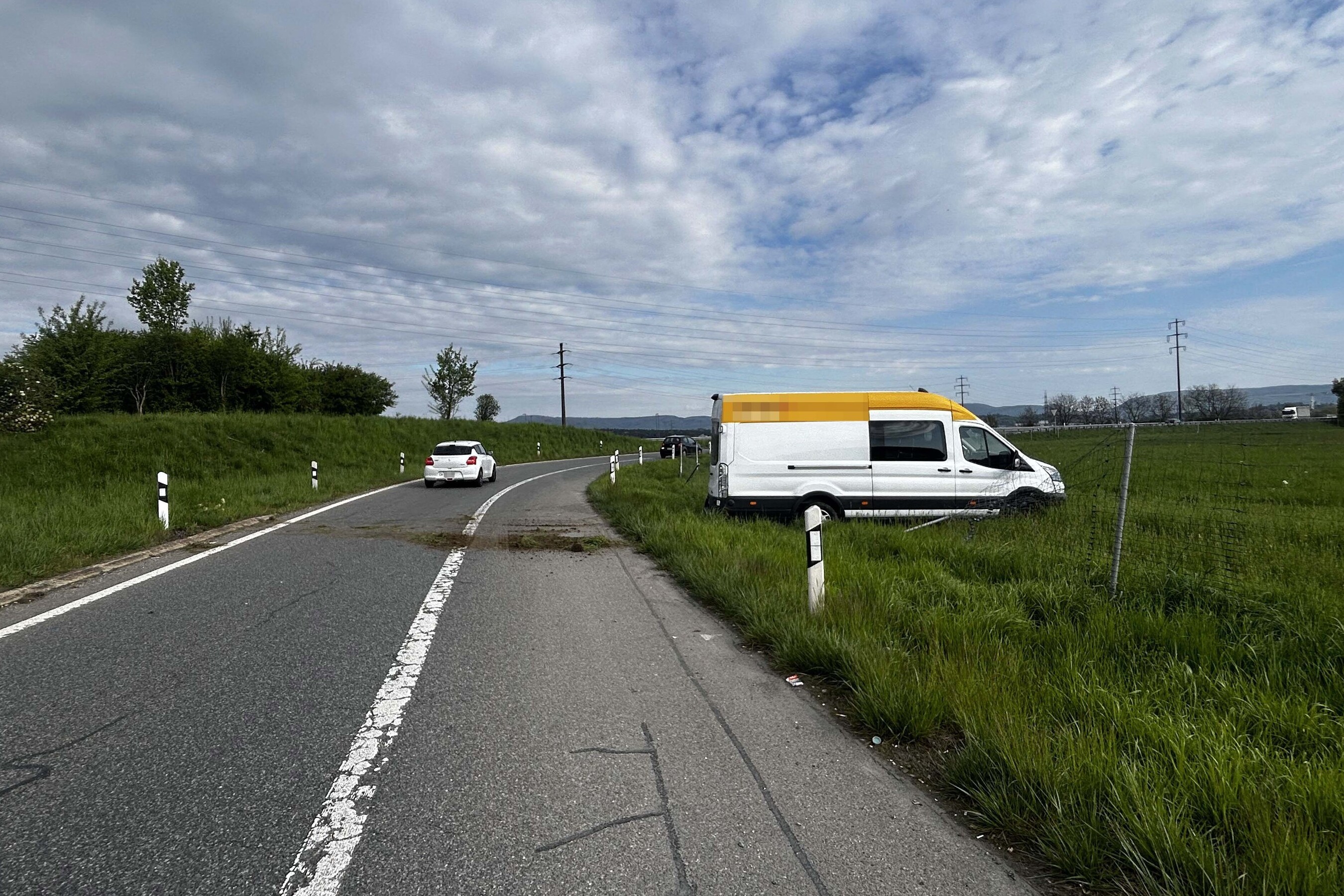 Muhen AG – Lieferwagenlenker landet bei Unfall im Wiesland