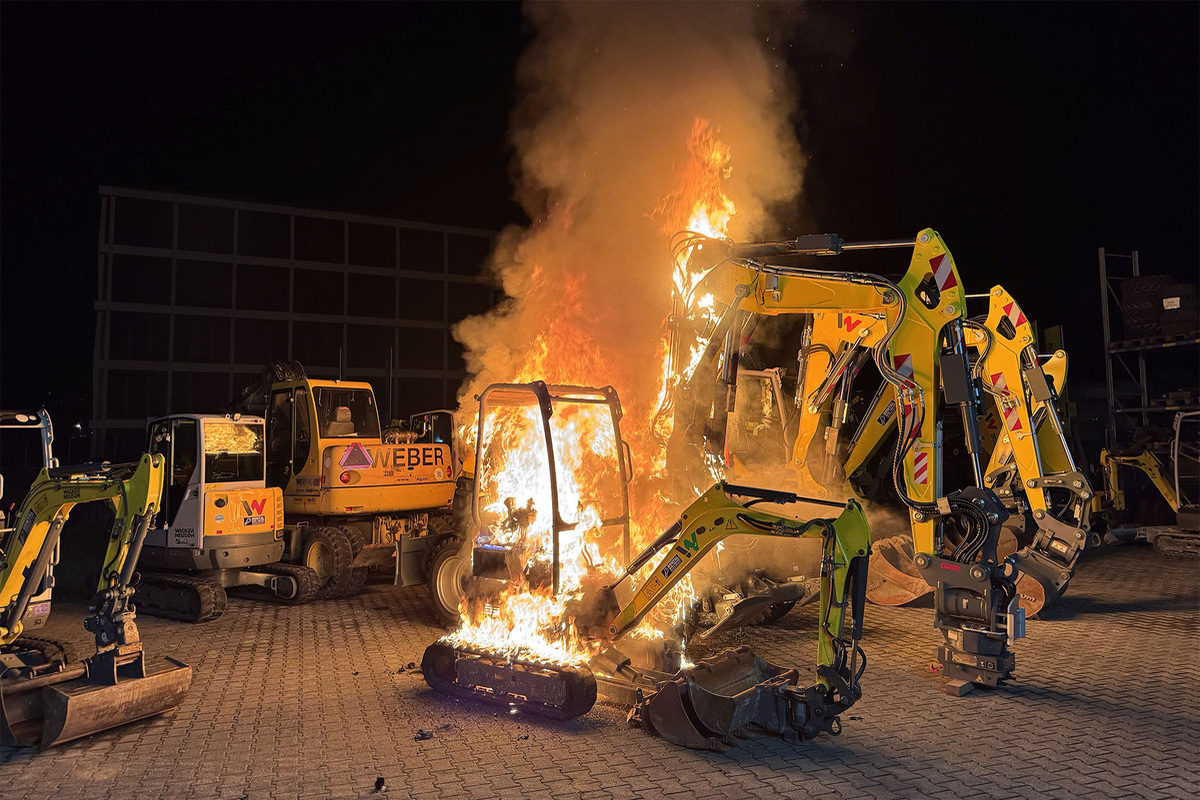 Aesch BL – Zwei Bagger in Brand