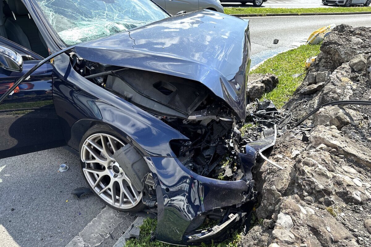 Unfall in Ibach SZ – Fahrer kollidiert nach Missachtung der Vortrittsregelung mit Stützmauer