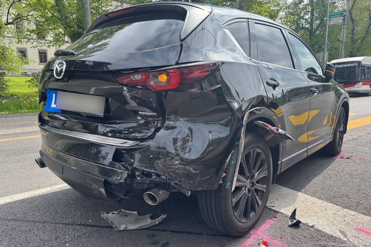 St. Gallen – Zwei Autos bei Unfall an der Ampel beschädigt