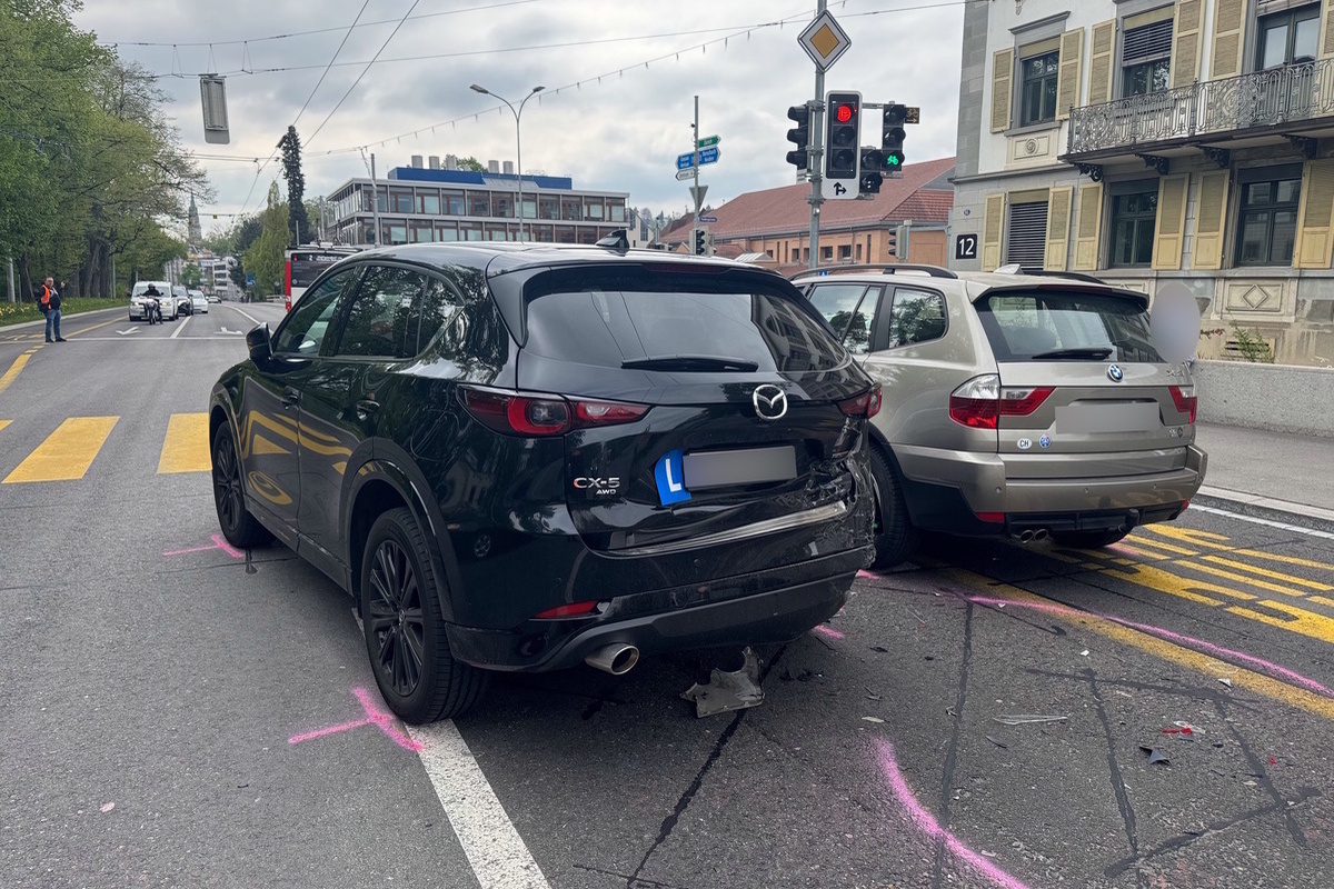 St. Gallen – Zwei Autos bei Unfall an der Ampel beschädigt