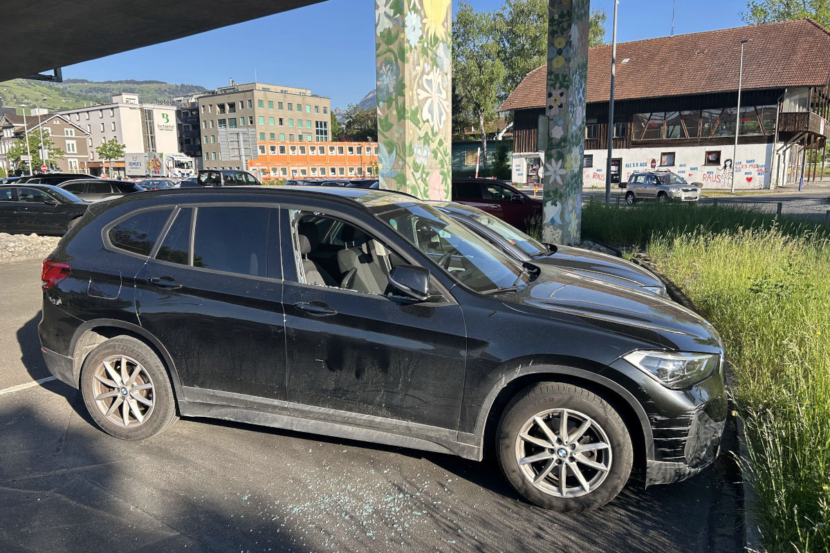 Buchs SG – Unbekannte brechen in Autos ein