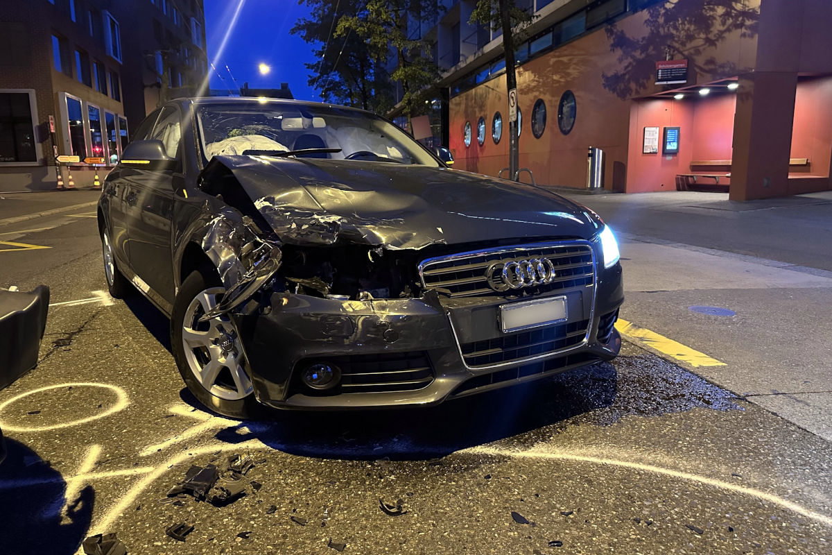 Unfall in St. Gallen – Lieferwagen kollidiert mit Auto