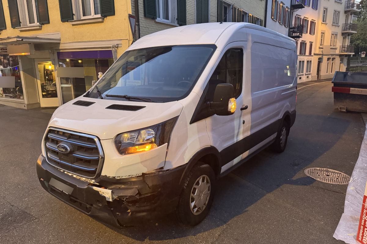 Unfall in St. Gallen – Lieferwagen kollidiert mit Auto