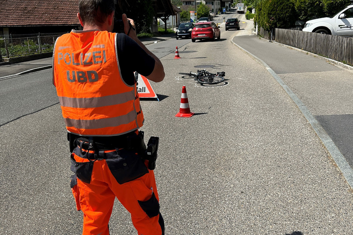 Sellenbüren ZH – E-Bikefahrer bei Unfall mit Auto verletzt