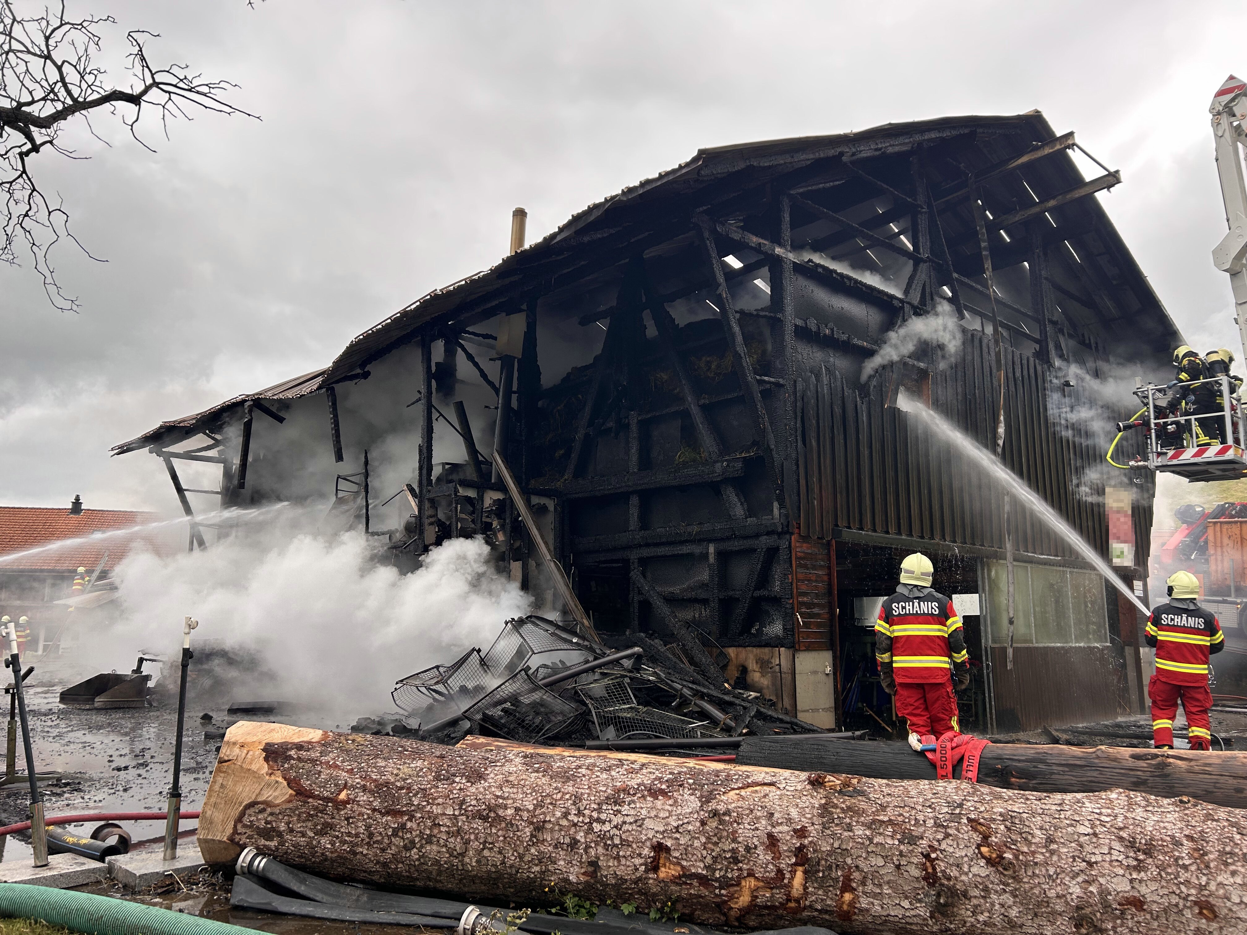 Rufi SG – Scheune bei Brand vollständig zerstört