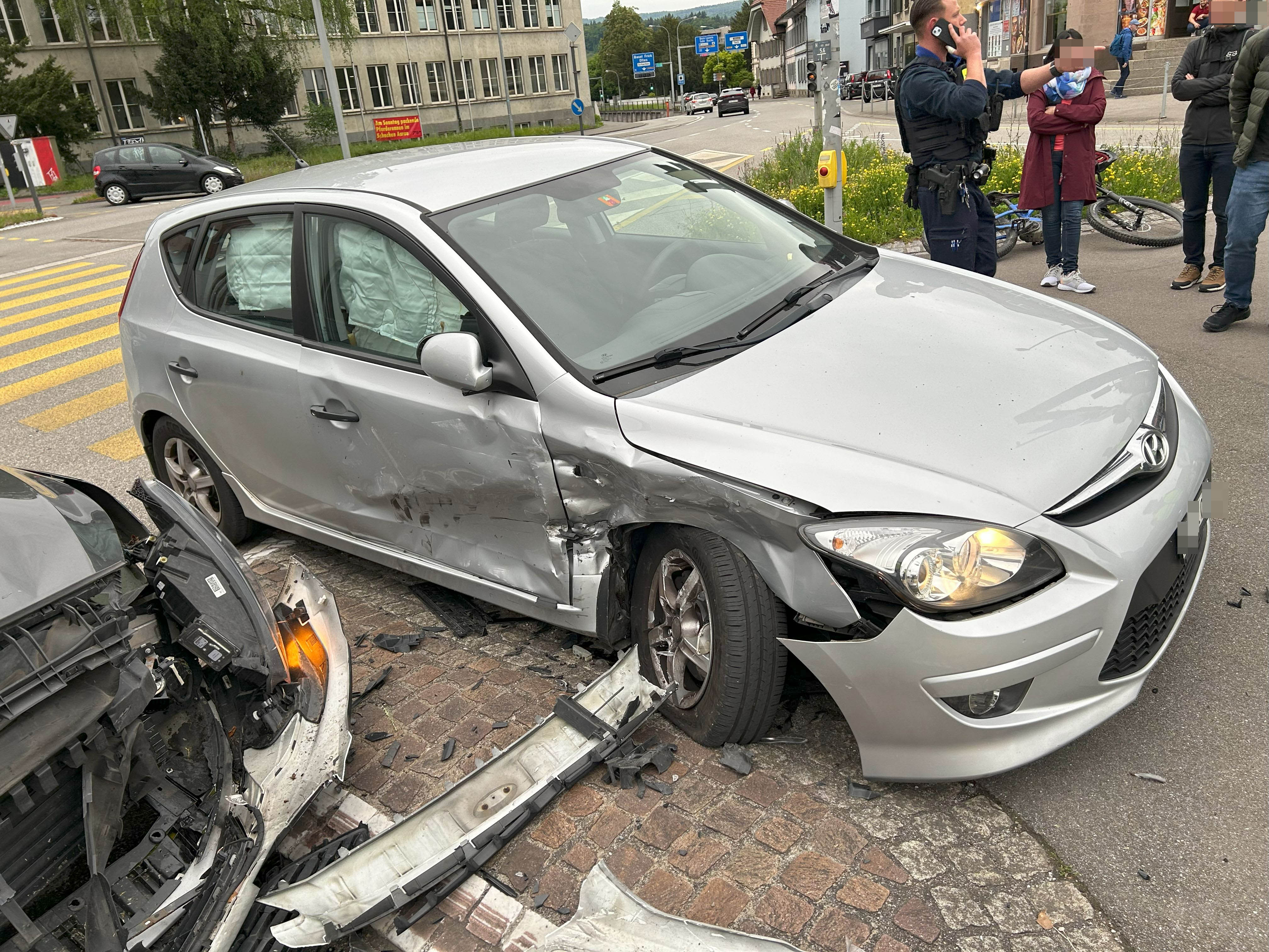 Aarau AG – Fahrer im psychischen Ausnahmezustand baut Unfall