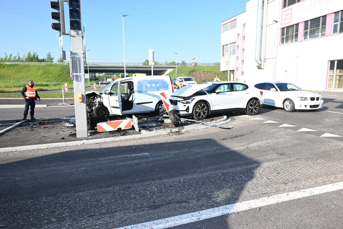 Niederuzwil SG – Zwei Verletzte und hoher Sachschaden nach Verkehrsunfall