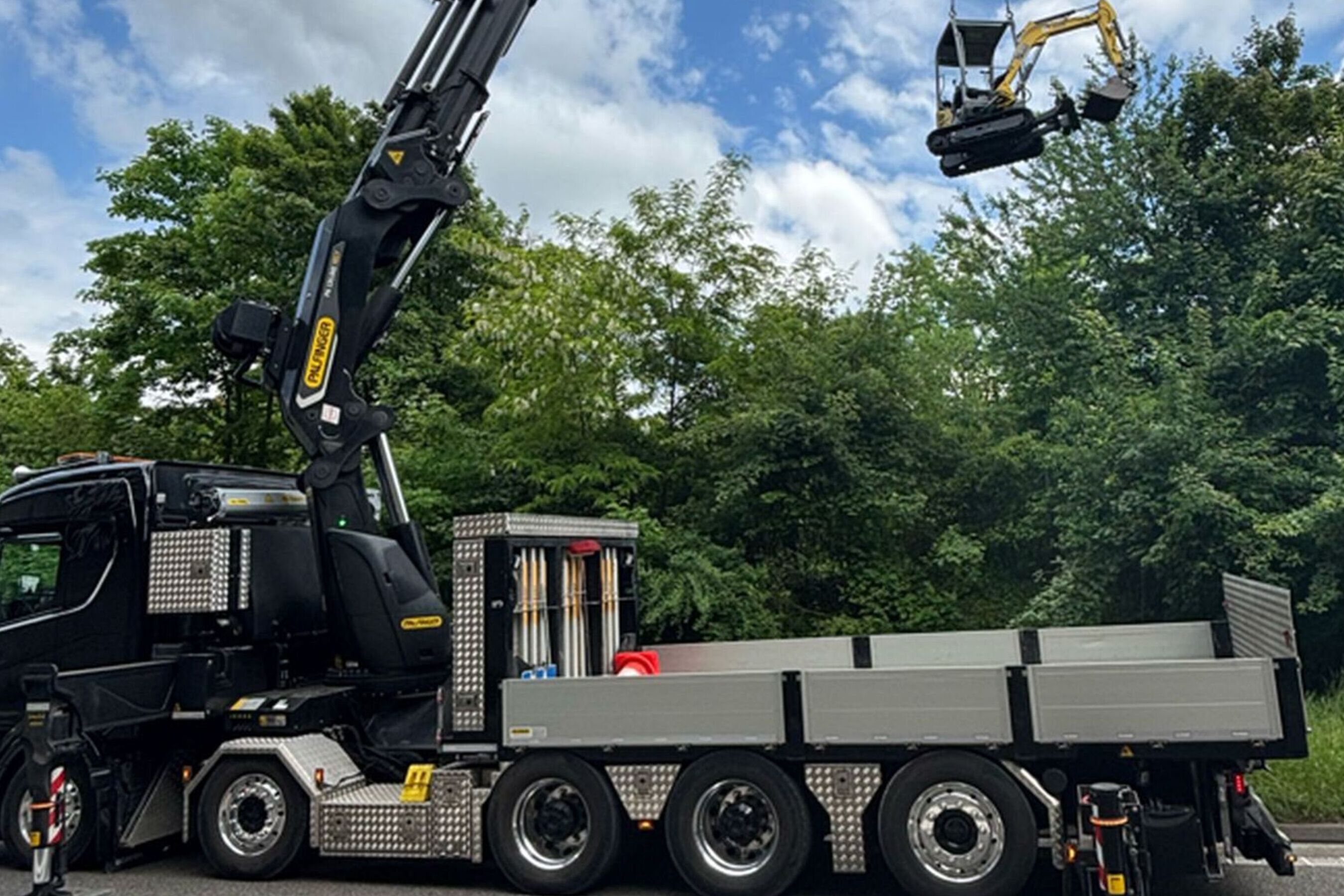 Unfall in Aesch BL – Bagger landet in der Birs