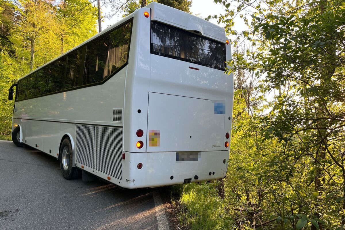 Balmberg SO – Reisecar steckengeblieben - Passstrasse gesperrt