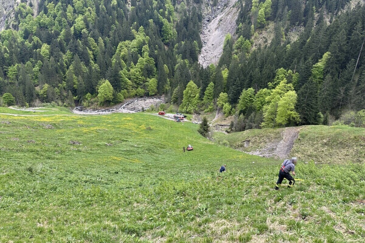 Studen SZ – Feuer in steilem Gelände ausser Kontrolle