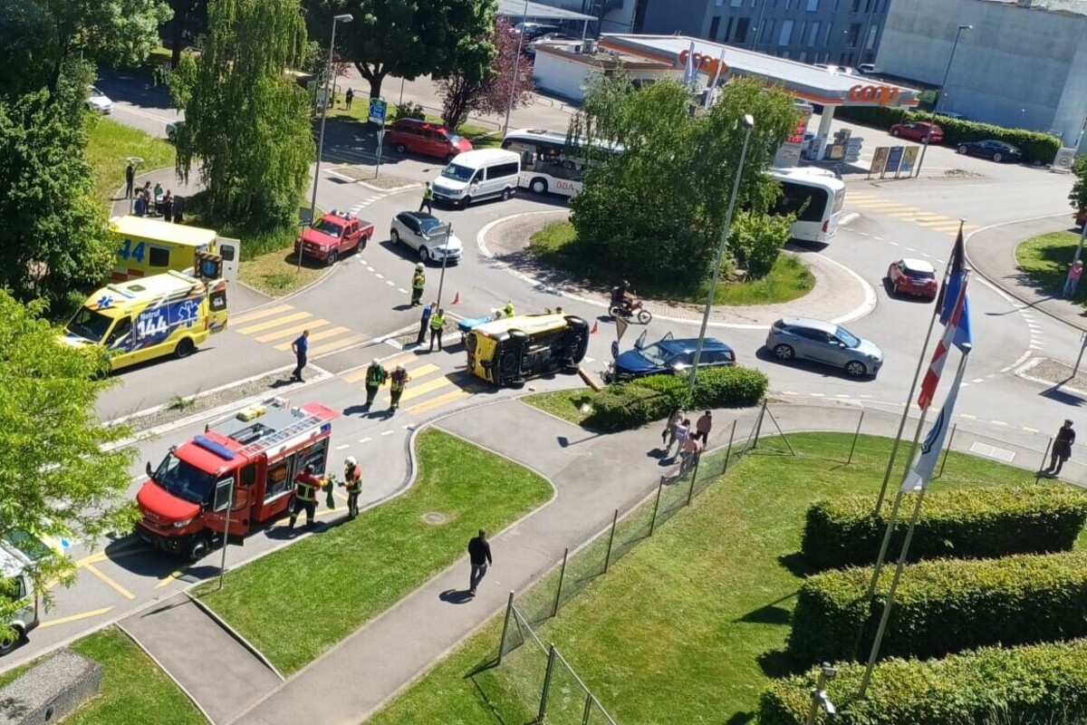 Aarau – Feuerwehr befreit Mann nach Unfall aus Lieferwagen