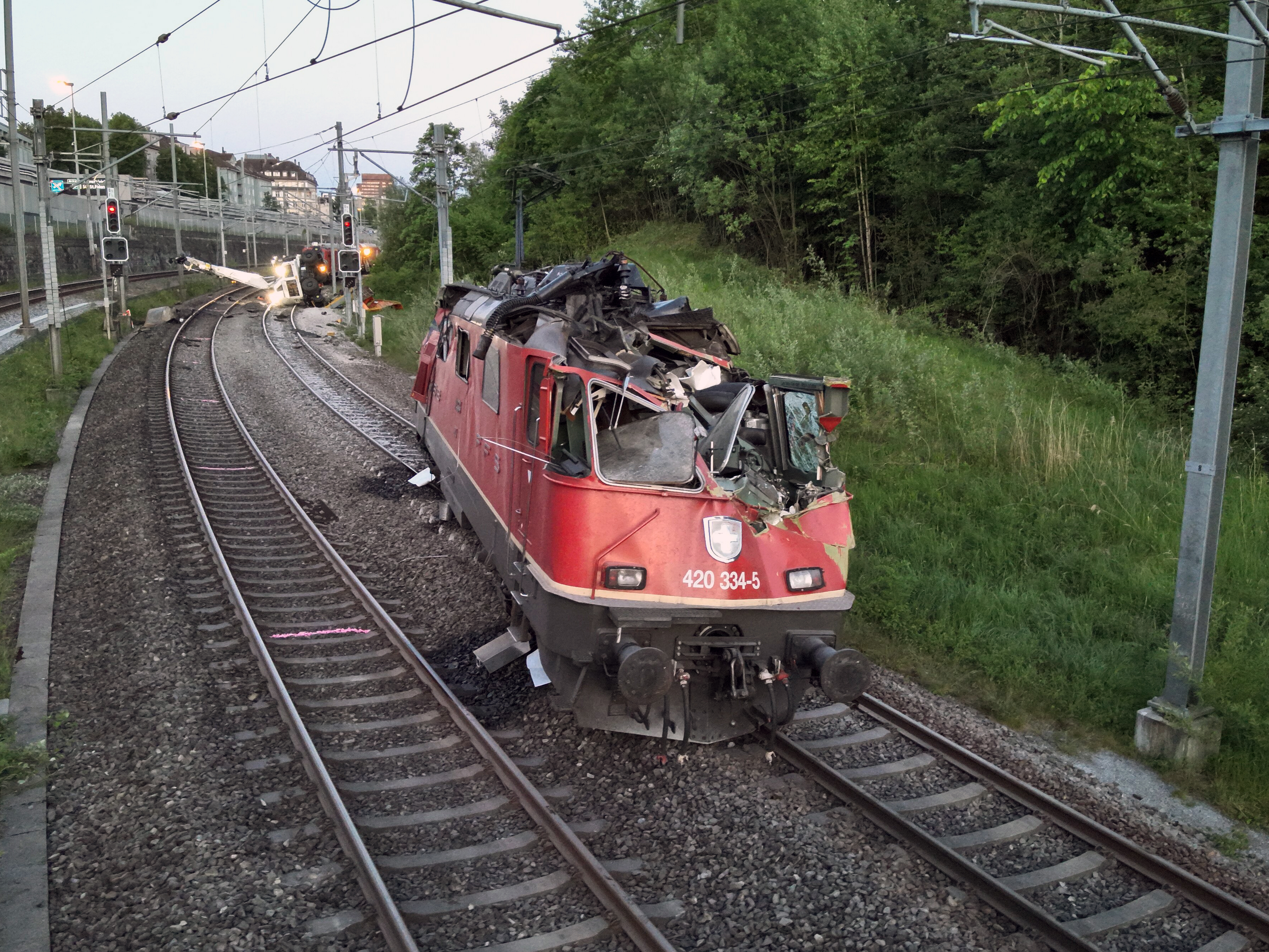 Schwerer Unfall in St.Gallen – Streckenlok rammt Schienenbagger