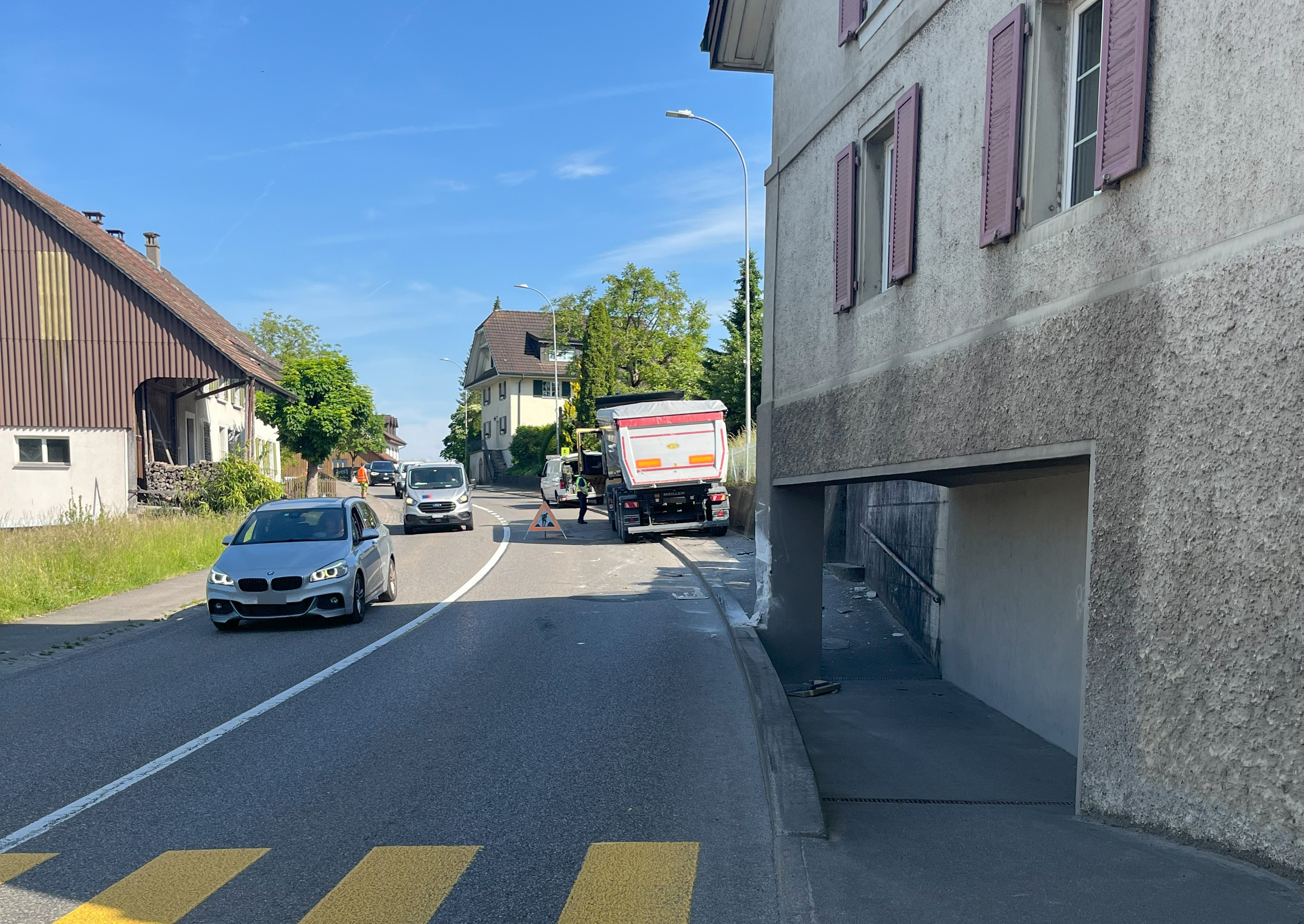 Fischbach-Göslikon AG – Lastwagen prallt bei Unfall gegen Haus