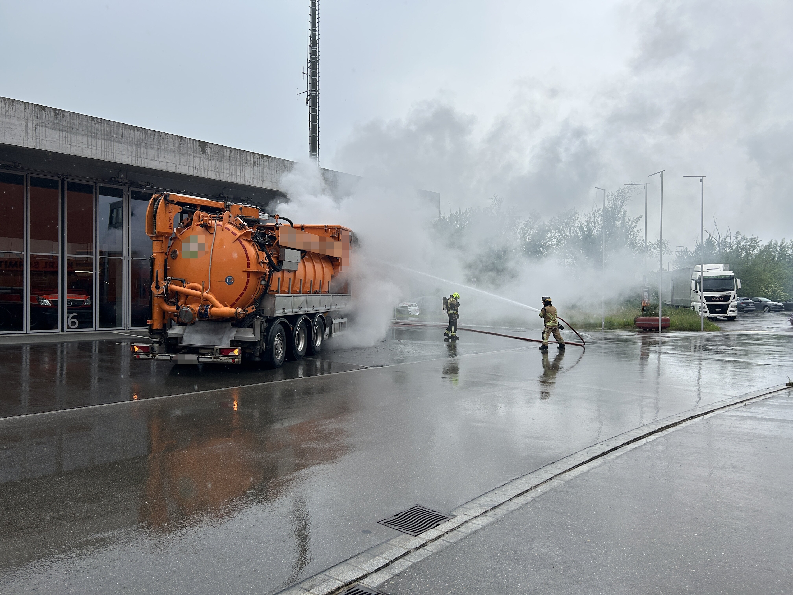 Thal SG – Sauglastwagen in Brand geraten