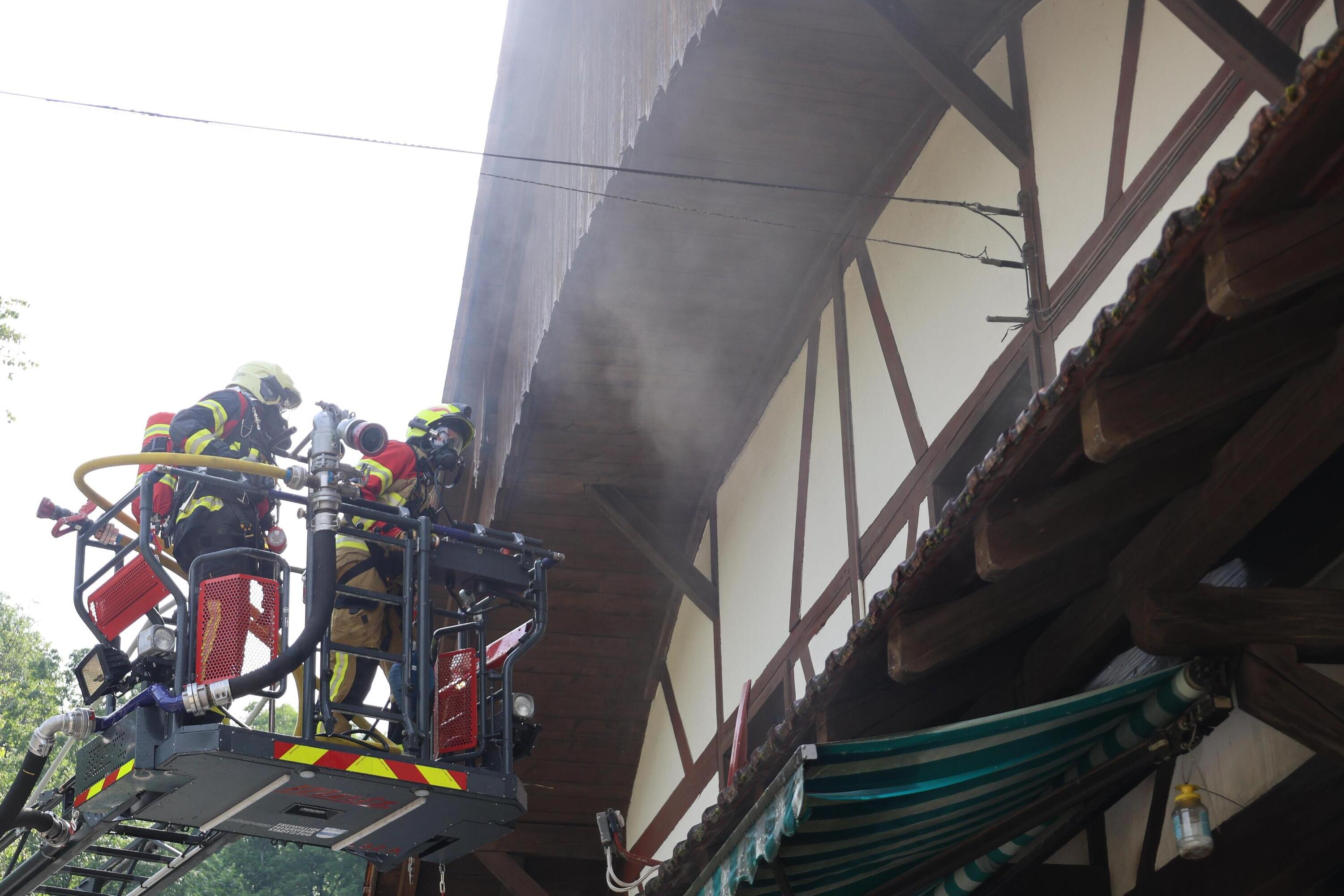 Brand in Neuheim ZG – Haus beschädigt, Frau mit Rauchgasvergiftung