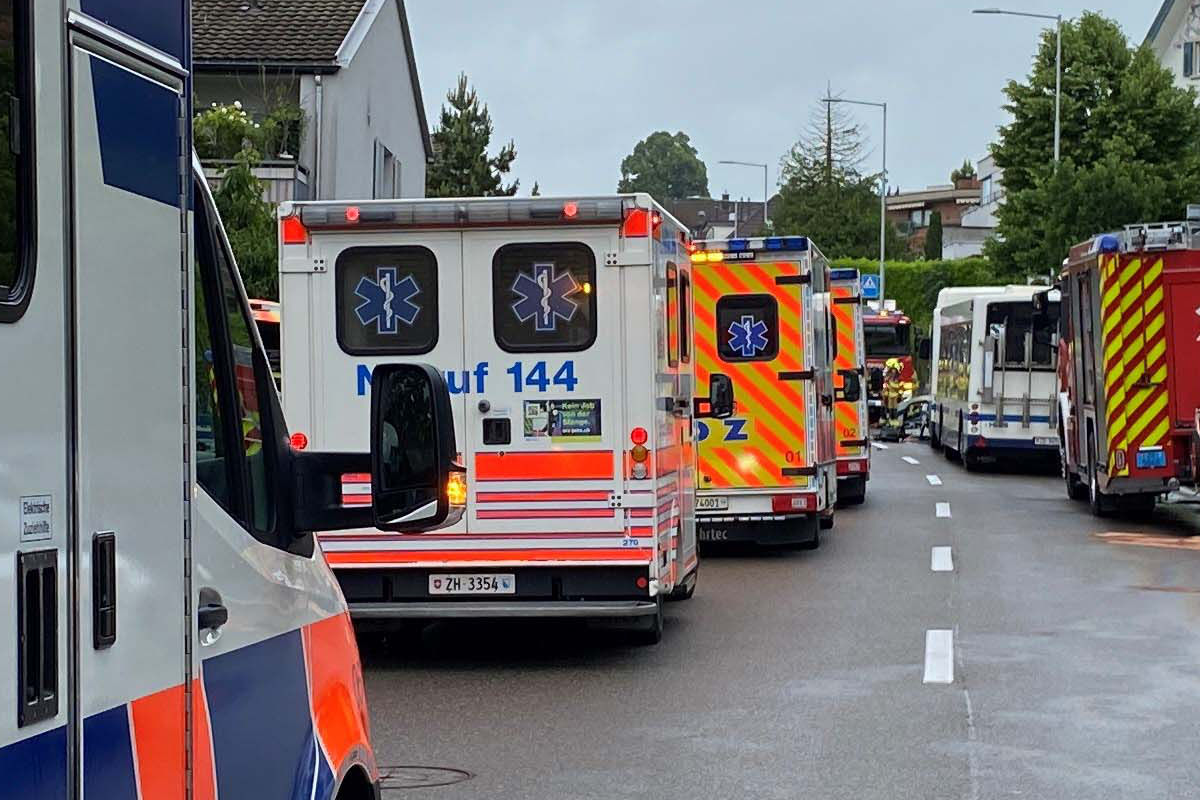 Unfall in Zug – Lieferwagenfahrer nach Kollision mit Linienbus  schwer verletzt