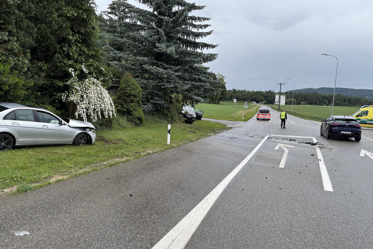 Unfall in Böttstein AG – Drei Verletzte nach seitlich-frontaler Kollision