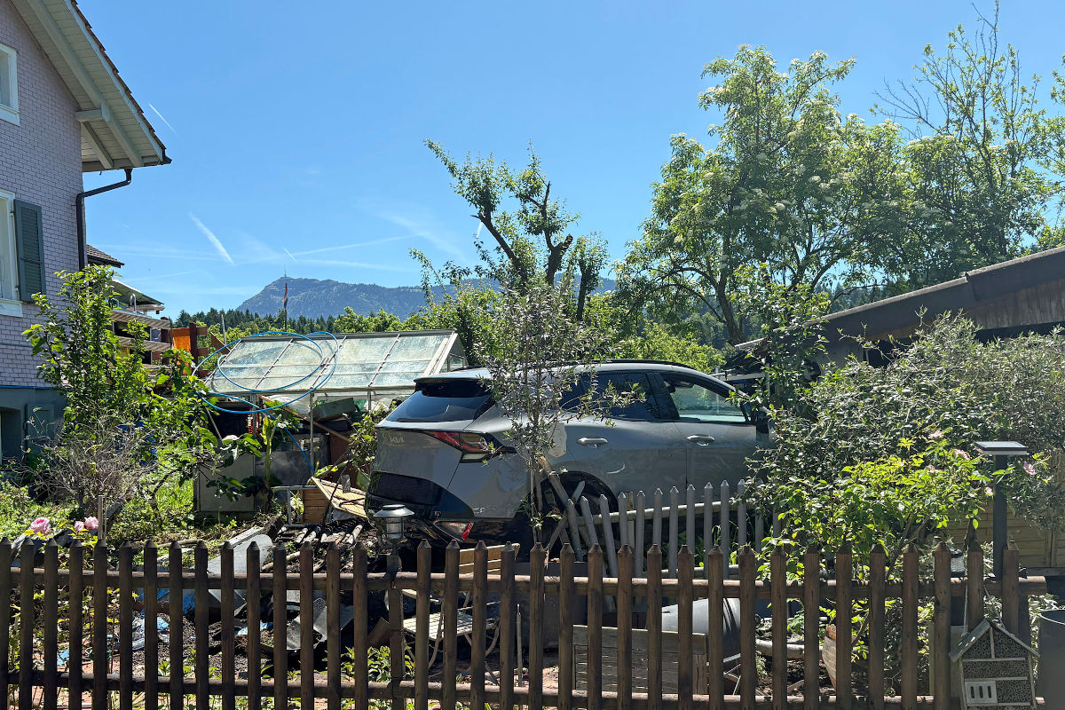 Udligenswil LU – Autolenker bei Selbstunfall verletzt