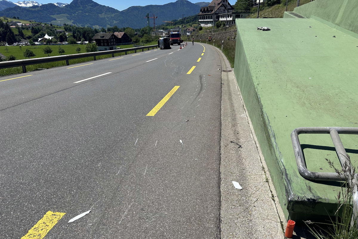 Unfall in Sattel SZ – Auto nach Kollision umgekippt
