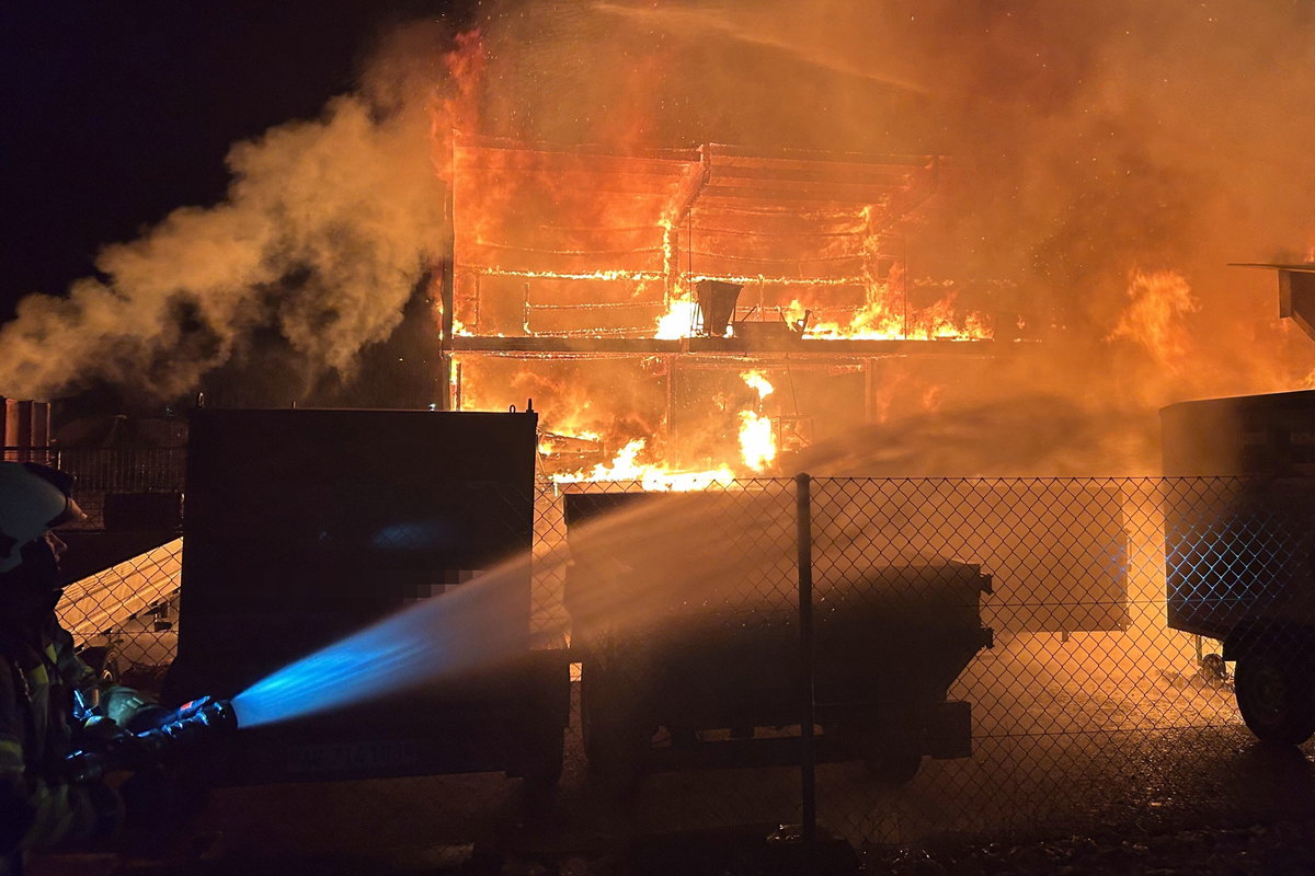 Bad Zurzach AG – Feuer zerstört Gebäude fast vollständig
