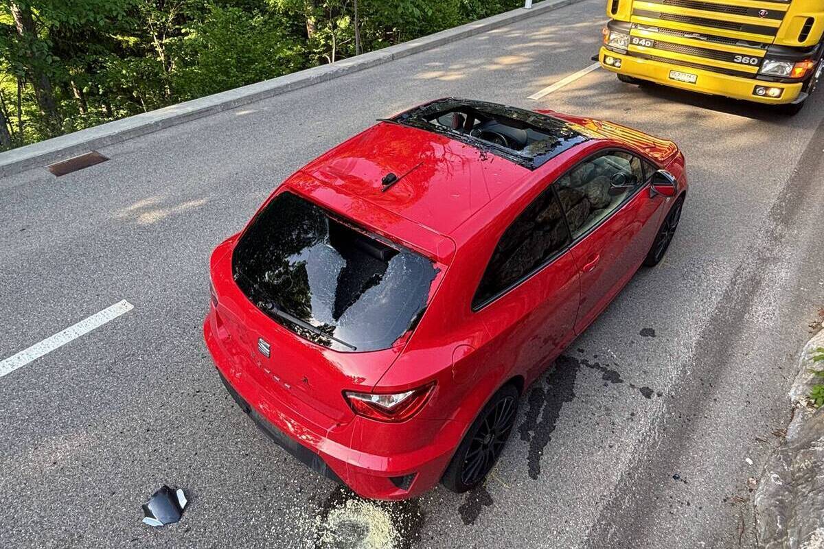 Mühlrüti SG – Motorradfahrer bei Unfall auf Auto geschleudert