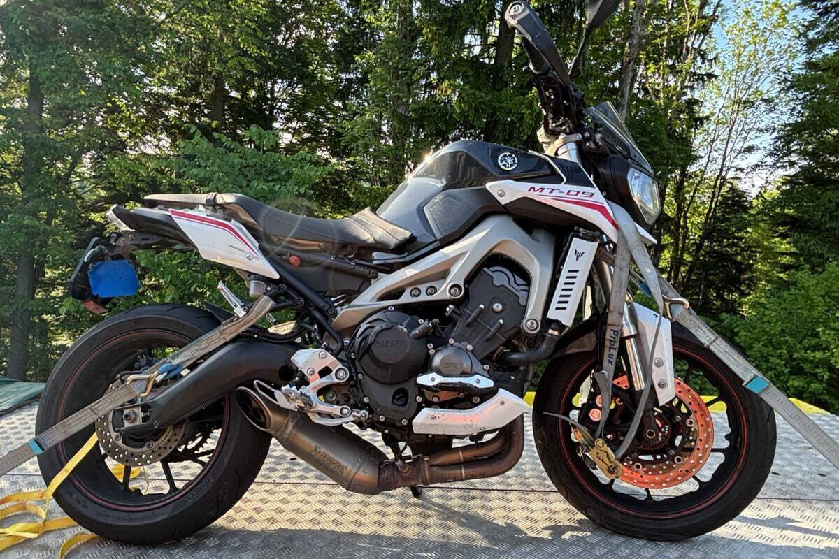 Mühlrüti SG – Motorradfahrer bei Unfall auf Auto geschleudert