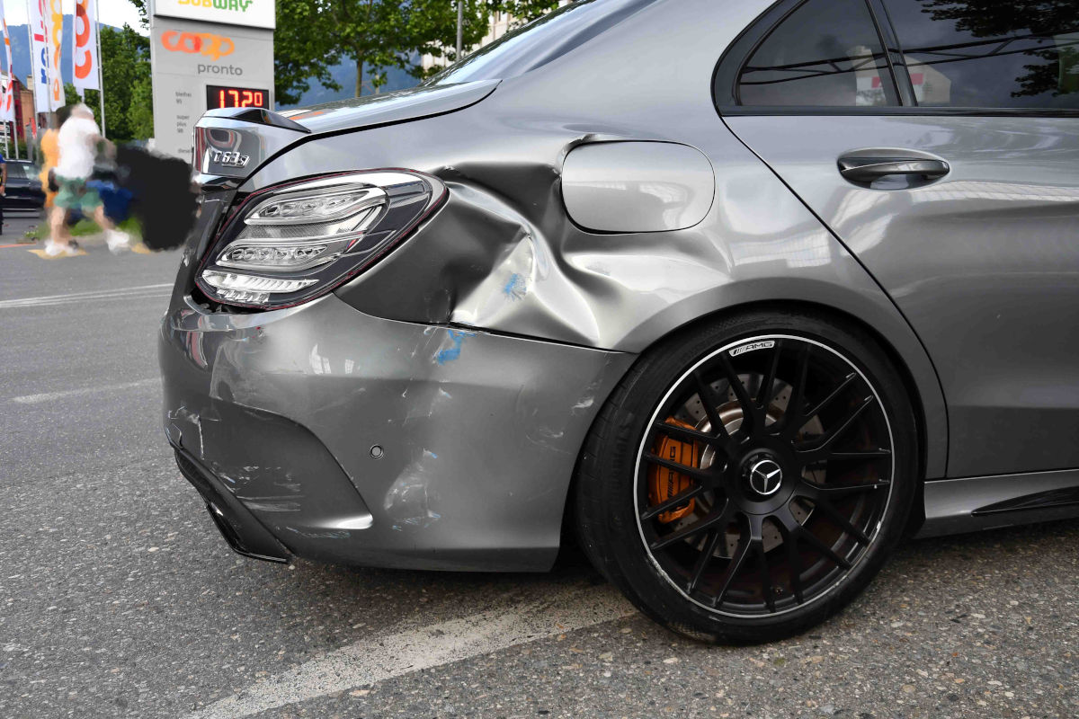 Unfall in Chur GR – Autofahrer prallt in parkierten PW bei Tankstellenshop