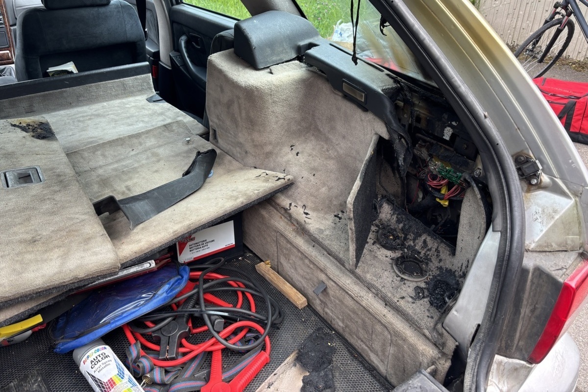 Mitlödi GL – Auto fängt während der Fahrt Feuer