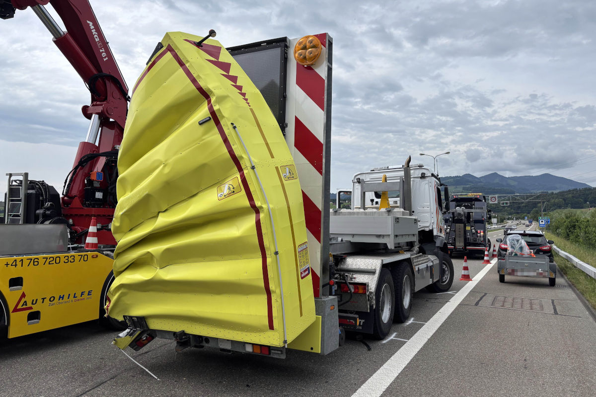 Unfall auf der A15 bei Schmerikon – Autolenker kollidiert mit Prellbock-Anhänger