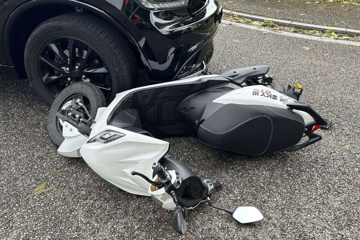 Rorschach SG – Kollision zwischen Auto und E-Roller in Kreisel