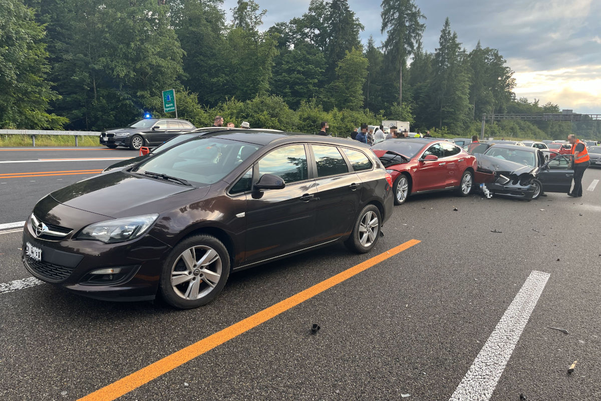 A1 Lenzburg AG – Vier Verletzte bei Auffahrunfall auf der Autobahn