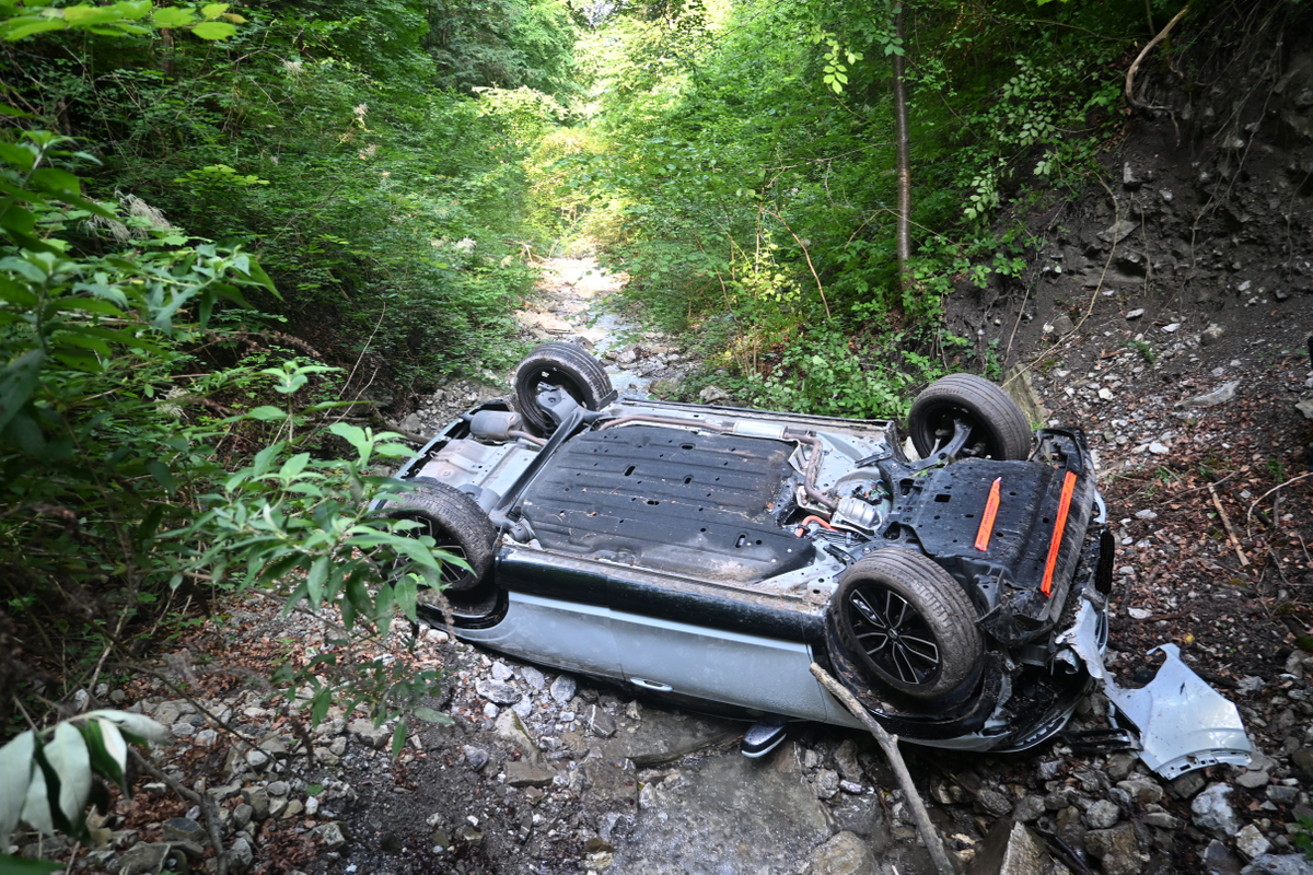 Nendeln FL – Auto überschlägt sich bei Unfall und landet im Bach