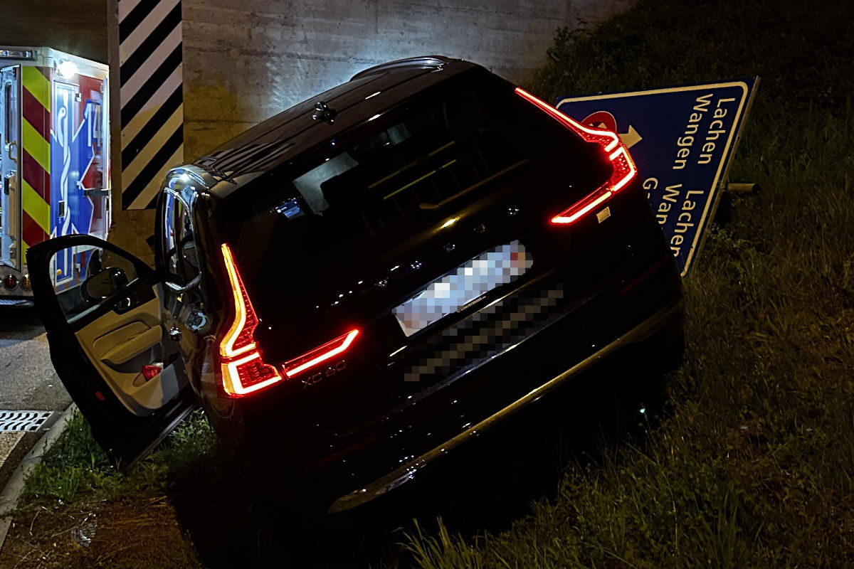 Lachen SZ – Autolenker fährt unter Alkoholeinfluss gegen Betonmauer