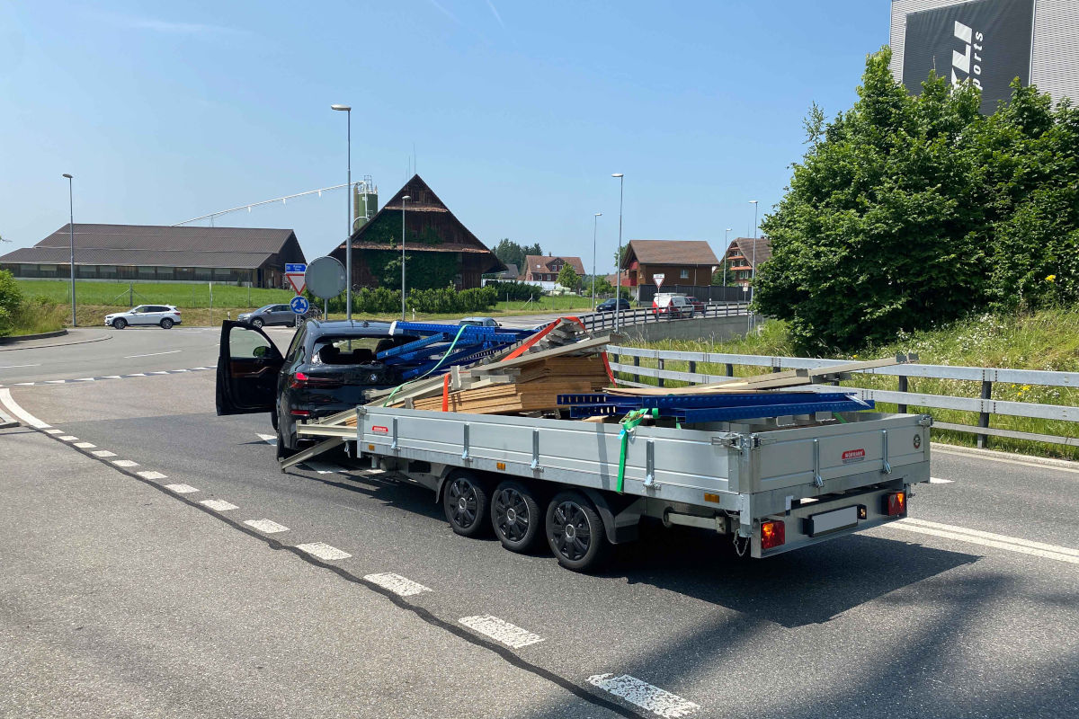 Cham ZG – Ladung auf Anhänger ungenügend gesichert