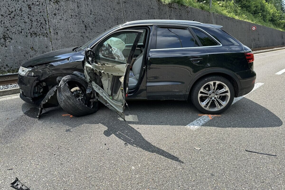 Lustmühle AR – Auto schleudert bei Unfall auf Bahngleis