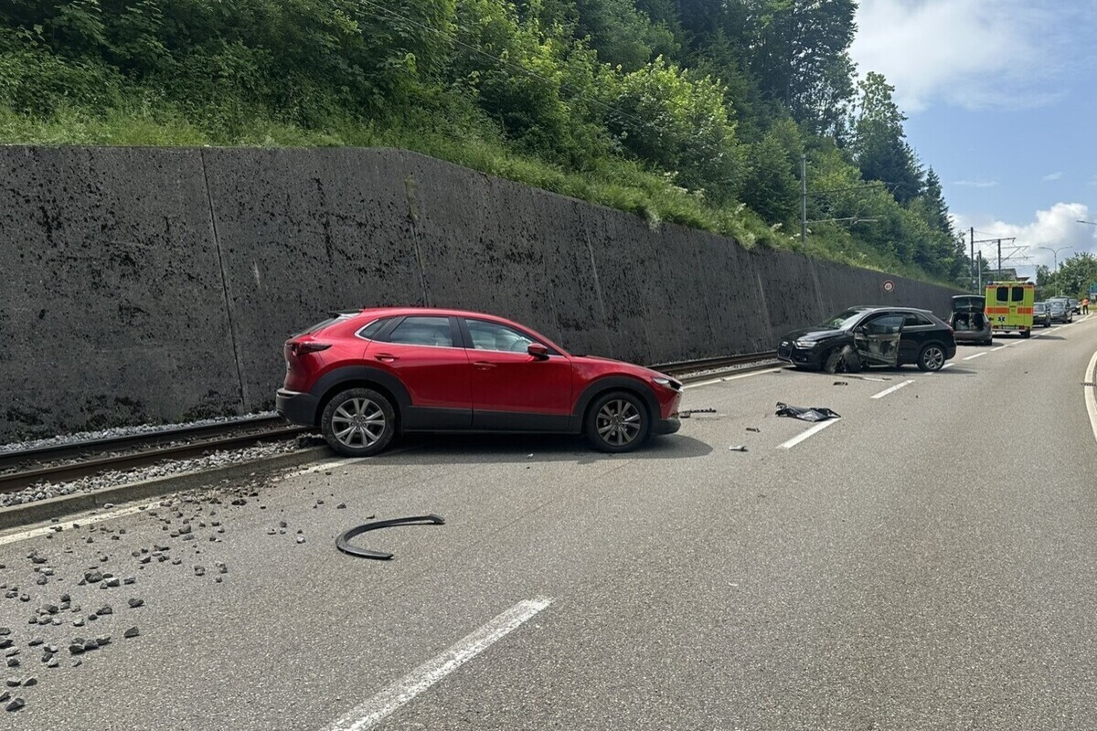 Lustmühle AR – Auto schleudert bei Unfall auf Bahngleis