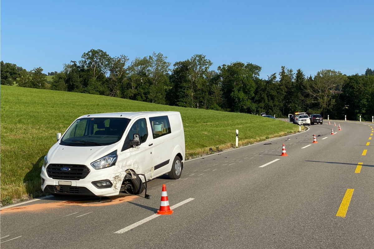 Baar ZG – Autolenker verursacht Mehrfachkollision und beschädigt vier Fahrzeuge