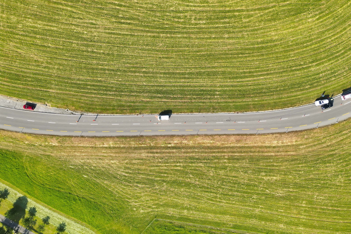 Baar ZG – Autolenker verursacht Mehrfachkollision und beschädigt vier Fahrzeuge