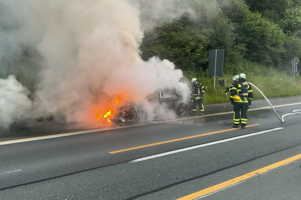 A45 Dortmund NRW – Feuerwehr löscht brennenden PKW auf Autobahn