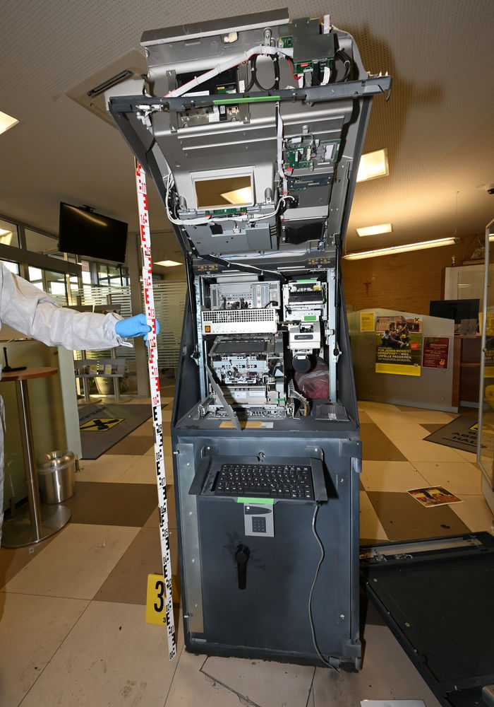 Brunn am Gebirge NÖ – Täter flüchten nach Bankomatsprengung